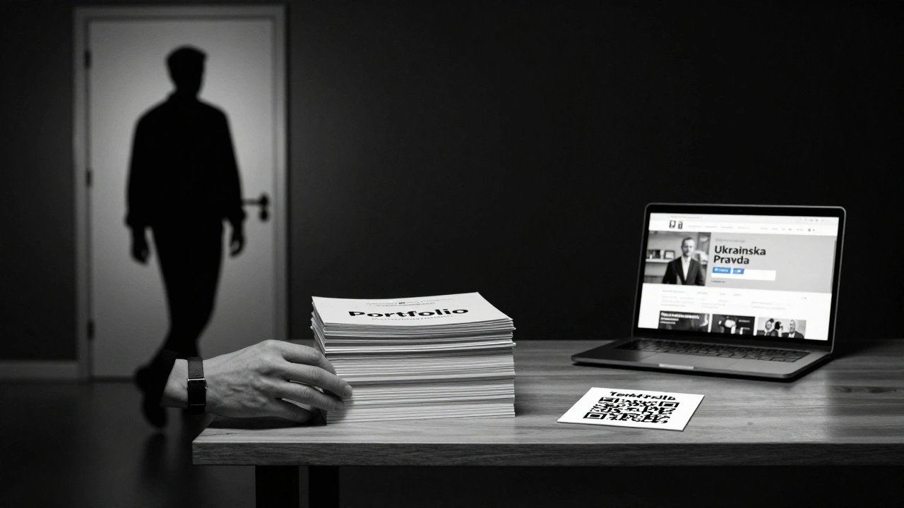 Портфоліо з 15 статтями та QR-код Telegram-каналу на столі, позаду — закрита телевізійна студія.