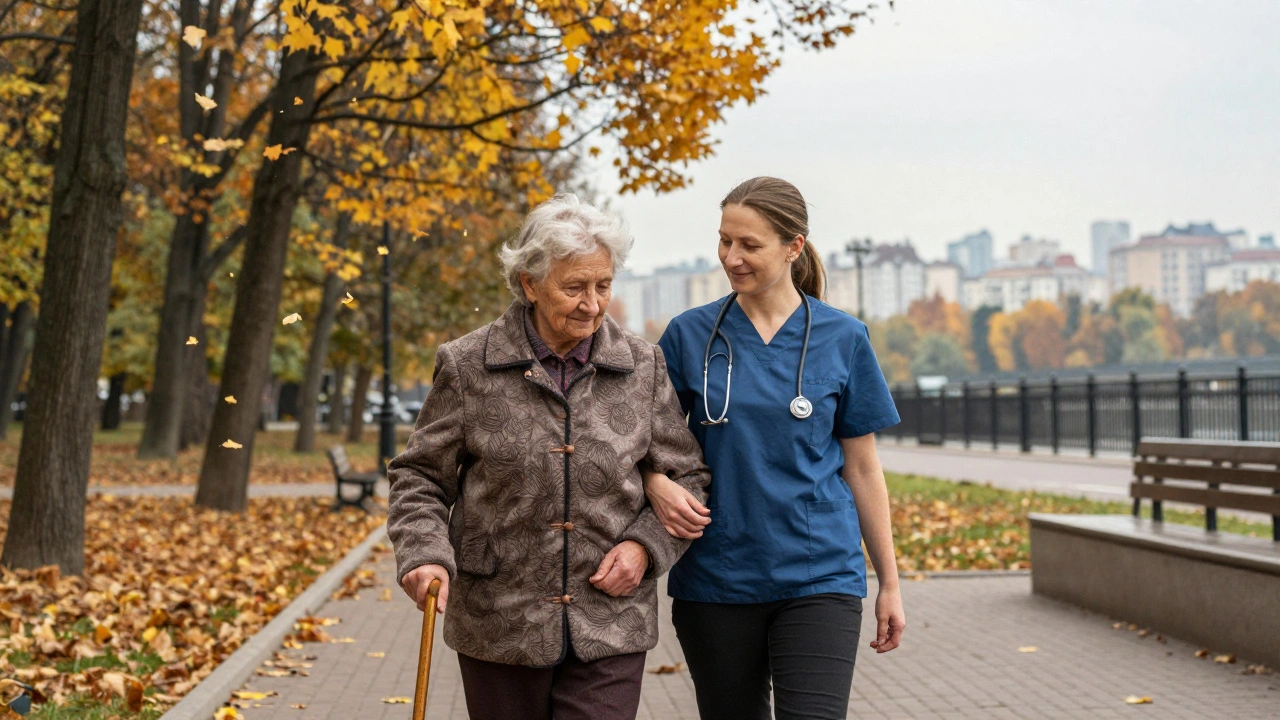 Сиділка гуляє з пожилою жінкою в парку Києва, осінні листя навколо них.